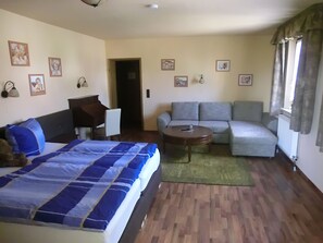 Escritorio, cunas gratuitas, camas extra y wifi gratis 