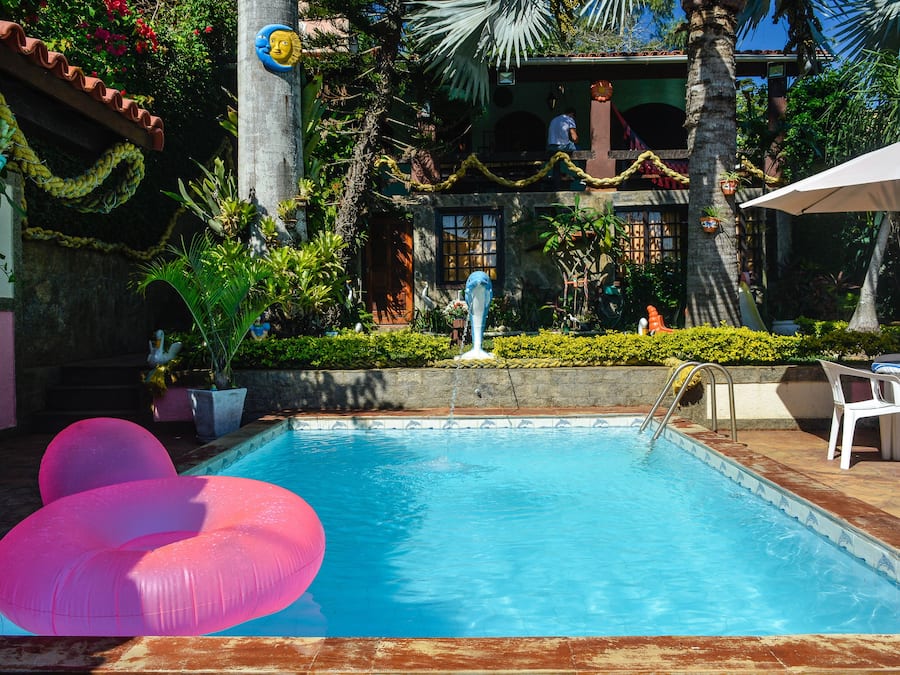 Piscina externa, espreguiçadeiras