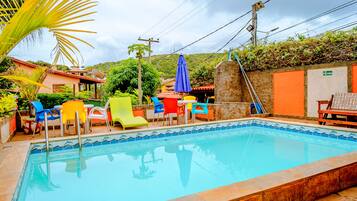 Piscina externa, espreguiçadeiras