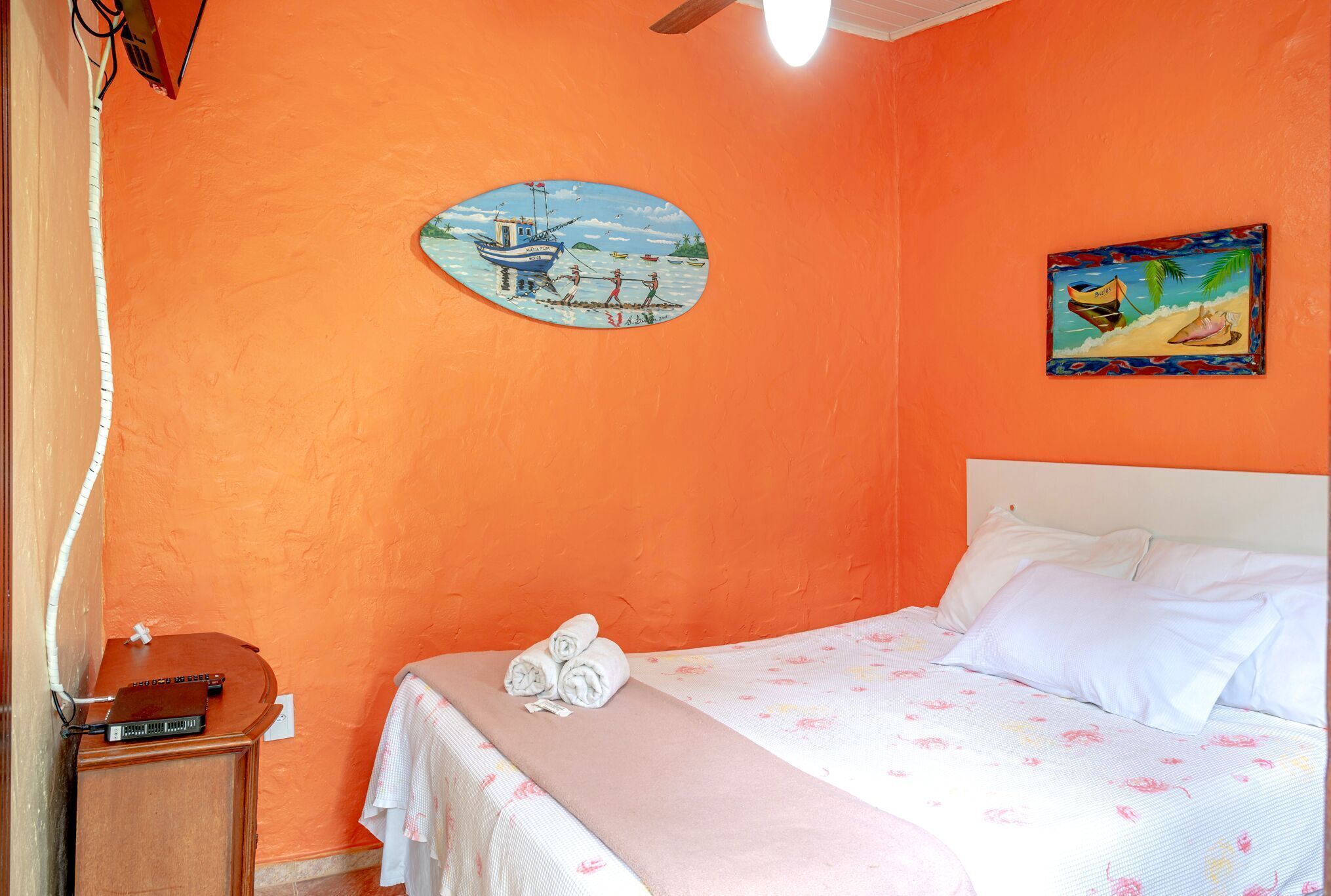 Minibar, free WiFi, bed sheets