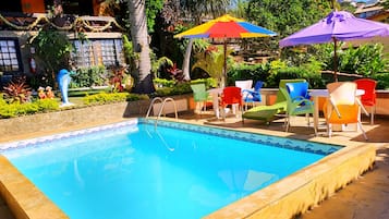 Piscina externa, espreguiçadeiras