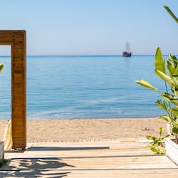 Trên bãi biển, lều miễn phí, ghế dài tắm nắng, dù trên bãi biển