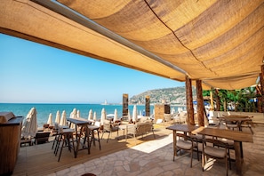 A la platja, cabanes de platja gratuïtes i gandules de platja