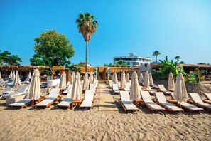 On the beach, free beach cabanas, sun-loungers, beach umbrellas - De Manor Hotel (Alanya)