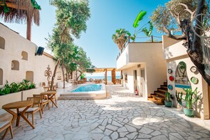 Una piscina al aire libre de temporada