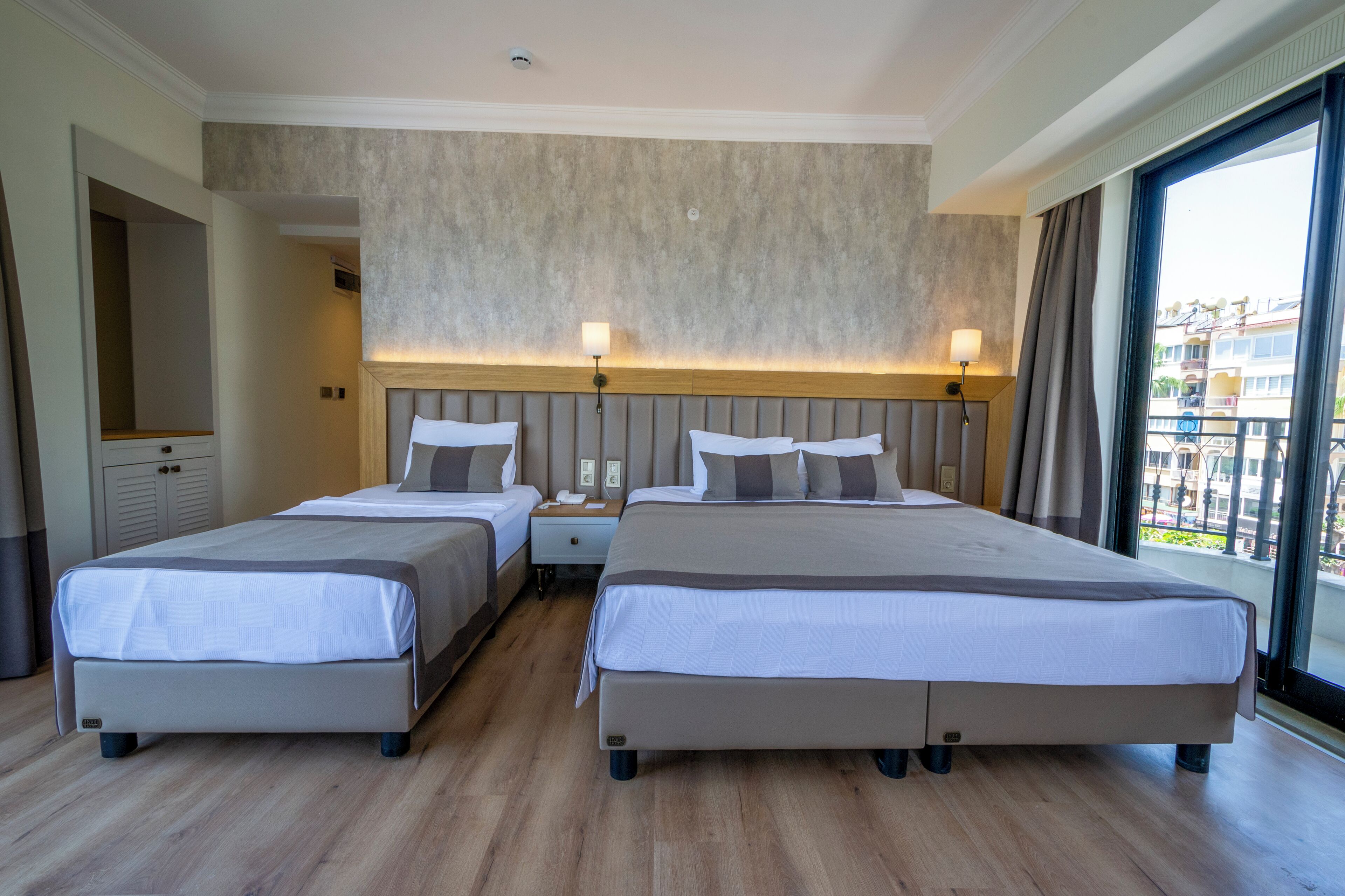 غرفة ثلاثية - عدة أسرّة - لغير المدخنين - بمنظر للبحر | ميني بار وخزنة داخل الغرفة وستائر تعتيم وتجهيزات عازلة للصوت