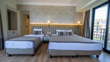 Driepersoonskamer, Meerdere bedden, niet-roken, uitzicht op zee | Een minibar, een kluis op de kamer, verduisterende gordijnen