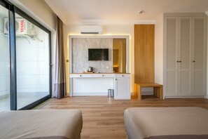 Chambre avec lits jumeaux, 2 lits une place, non-fumeurs, vue ville | Minibar, coffres-forts dans les chambres, rideaux occultants