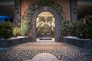 Bagian depan properti - sore/malam