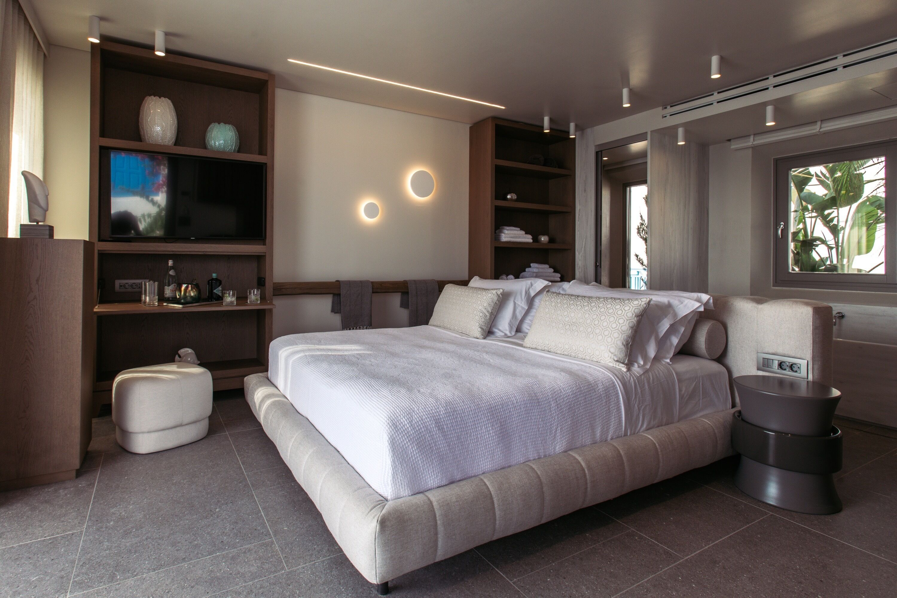 superior suite, 1 double bed, hot tub, sea view | 1 bedroom, in-room safe, desk, soundproofing