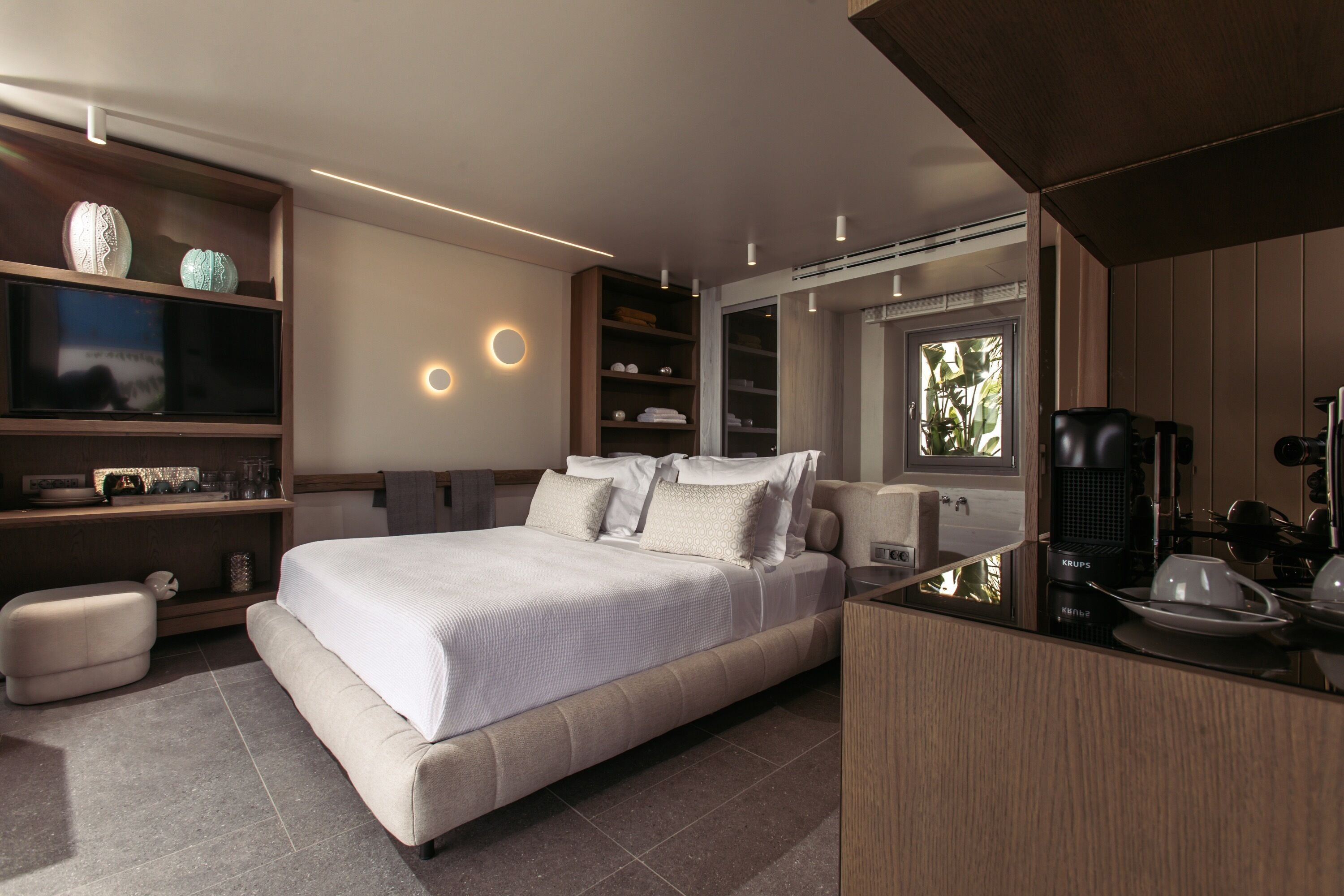 superior suite, 1 double bed, hot tub, sea view | 1 bedroom, in-room safe, desk, soundproofing