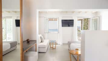 Suite – deluxe, spabadekar, sjøutsikt | 1 soverom, safe på rommet, skrivebord og lydisolert