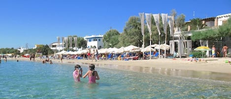 Sur la plage, sable blanc, chaise longue, parasol