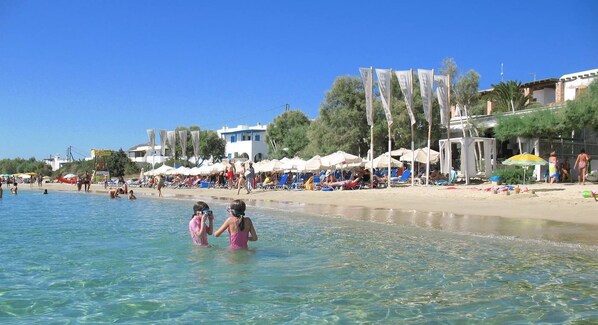 On the beach, white sand, sun loungers, beach umbrellas - Santana Beach (Naxos)