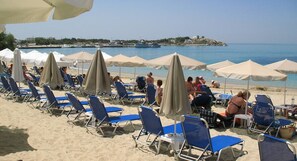 On the beach, white sand, sun loungers, beach umbrellas - Santana Beach (Naxos)