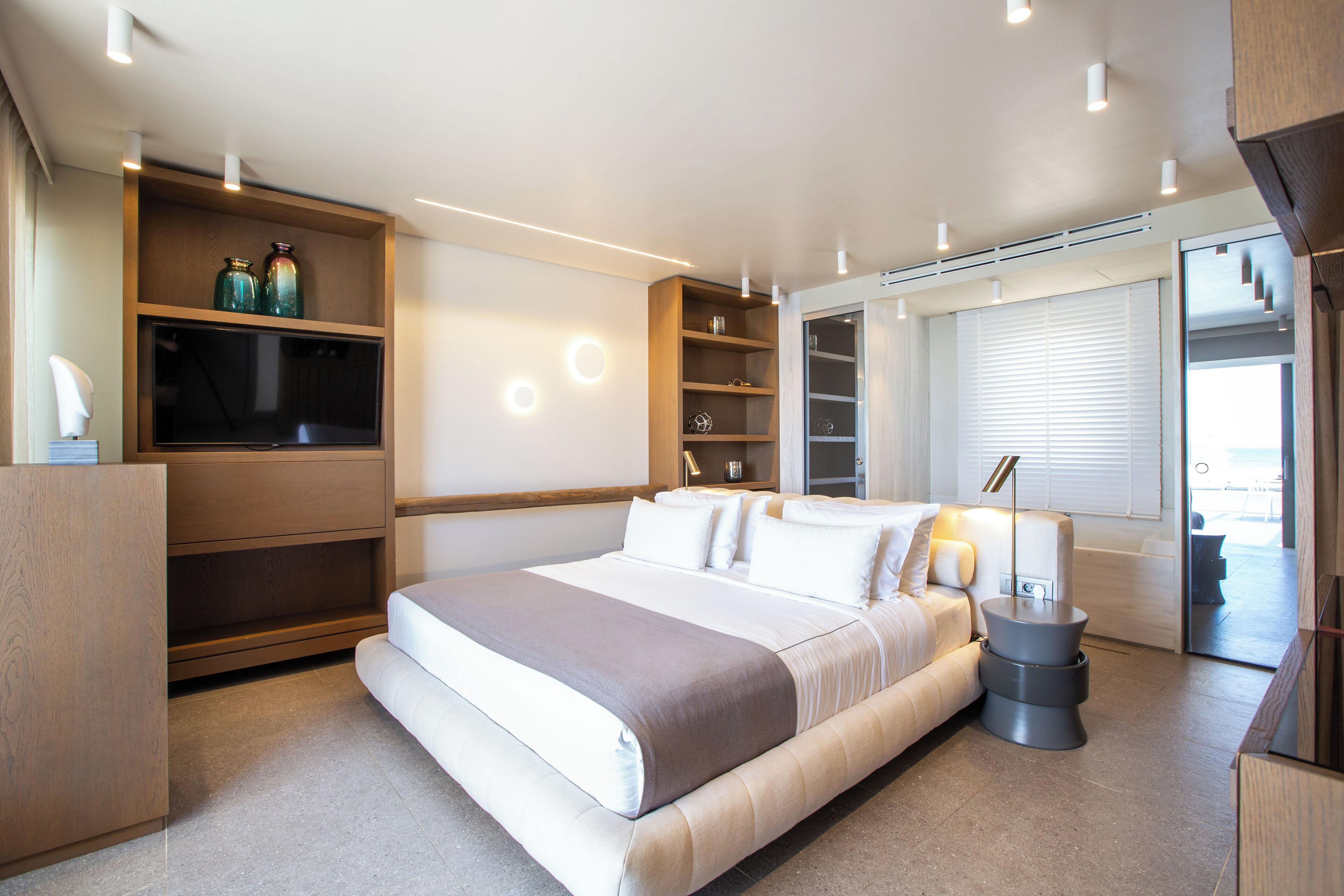 Superior Suite, 1 Katil Kelamin (Double), Hot Tub, Sea View | 1 bilik tidur, peti besi dalam bilik, meja, kalis bunyi 