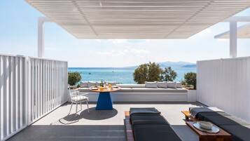 Suite – superior, 1 dobbeltseng, spabadekar, sjøutsikt | Balkong