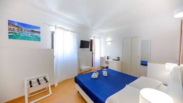 Dreibettzimmer, Meerblick | Minibar, individuell dekoriert, Schreibtisch, schallisolierte Zimmer