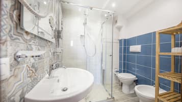 Deluxe Double Room, Sea View | Bathroom | Shower, free toiletries, hair dryer, bidet
