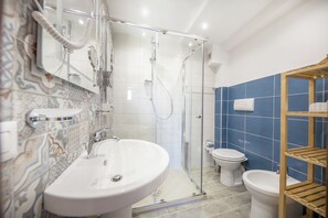 Chambre Deluxe double, vue sur la mer | Salle de bain | Douche, articles de toilette (gratuits), séchoir à cheveux, bidet