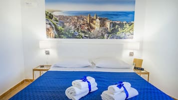 Deluxe-Doppelzimmer, Meerblick | Minibar, individuell dekoriert, Schreibtisch, schallisolierte Zimmer