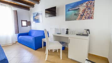 Habitación triple superior, vista al mar | Minibar, decoración personalizada, escritorio y insonorización