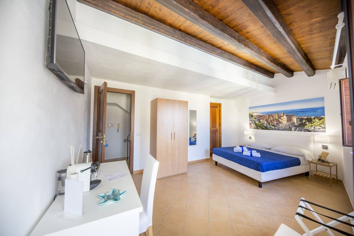 Doppia Deluxe, vista mare | Minibar, una scrivania, insonorizzazione, ferro/asse da stiro