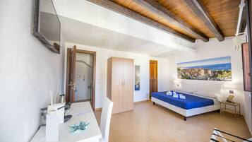 Deluxe-Doppelzimmer, Meerblick | Minibar, individuell dekoriert, Schreibtisch, schallisolierte Zimmer