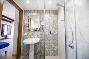 Habitación doble Deluxe, vista al mar | Baño | Regadera, amenidades de baño gratuitas, secadora de cabello, bidet 