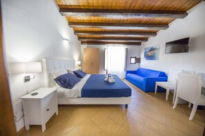 غرفة سوبريور ثلاثية - بمنظر للبحر | ميني بار وبديكورات فريدة لكل غرفة ومكتب وتجهيزات عازلة للصوت