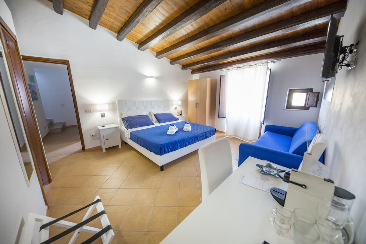 Tripla Superior, vista mare | Minibar, una scrivania, insonorizzazione, ferro/asse da stiro