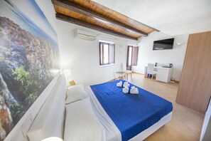 Deluxe Double Room, Sea View | Minibar, individually decorated, desk, soundproofing - Cefalù in Blu (Cefalù)