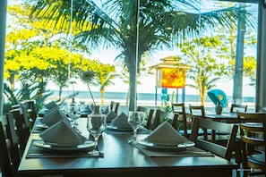 Serviço de café da manhã, almoço, jantar; vistas para a praia