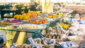 Un bufé con diferentes alimentos y utensilios.