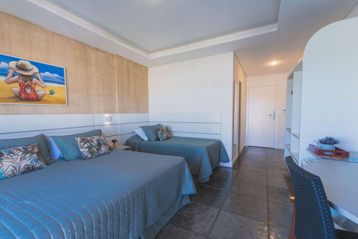 Superior driepersoonskamer, uitzicht op oceaan (Luxo Superior) | Een minibar, verduisterende gordijnen, gratis wifi, beddengoed