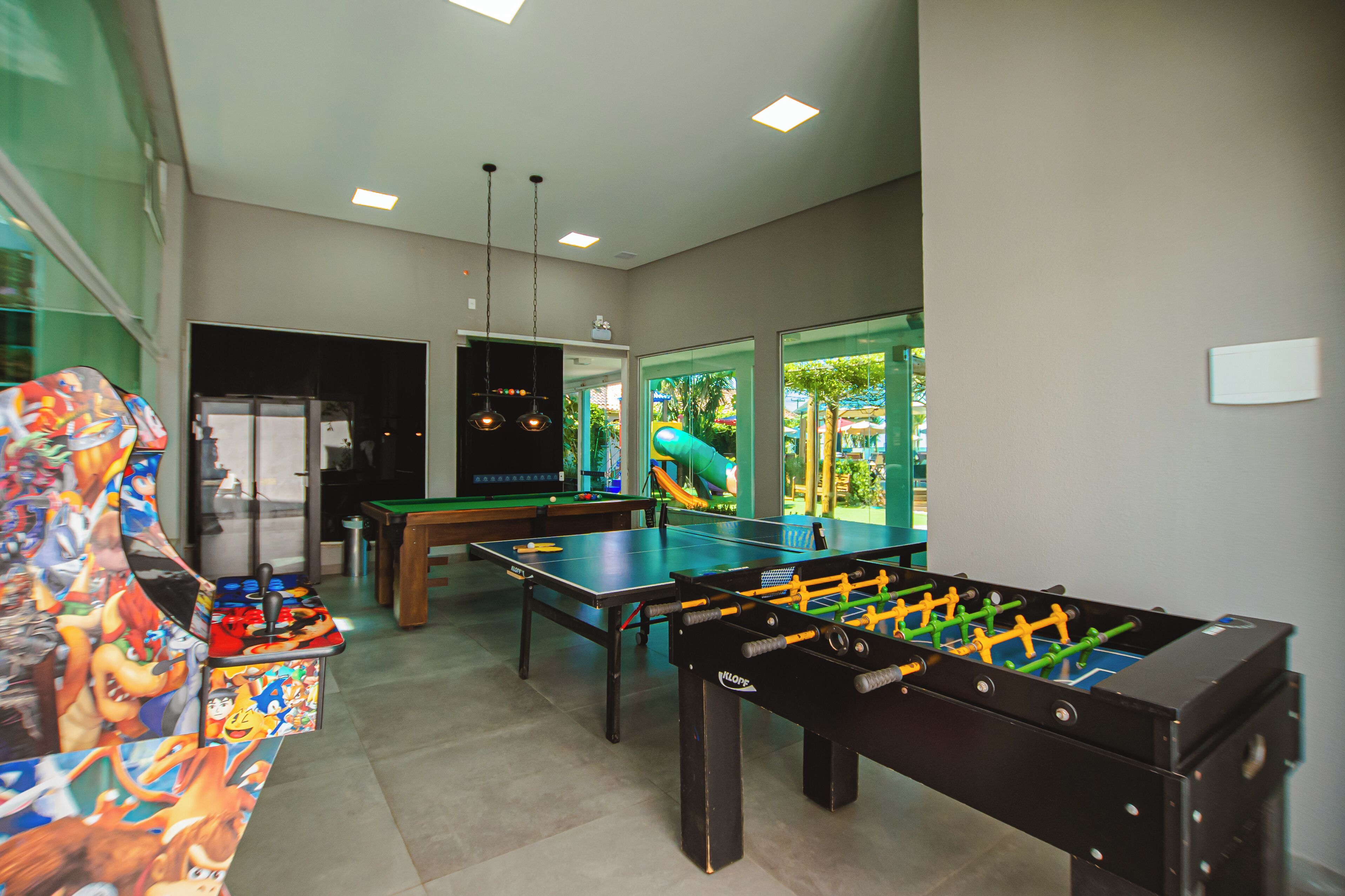 Ein Freizeitbereich mit Tischfußball, Billardtisch und Spielautomaten.