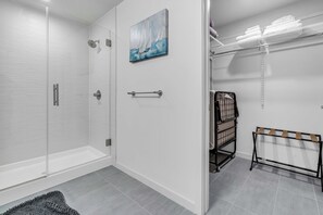 Shower, rainfall showerhead, free toiletries, hair dryer - Fully Furnished Apartment in Washington near Logan Circle (Washington)