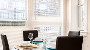 In-room dining - Fully Furnished Apartment in Washington near Logan Circle (Washington)