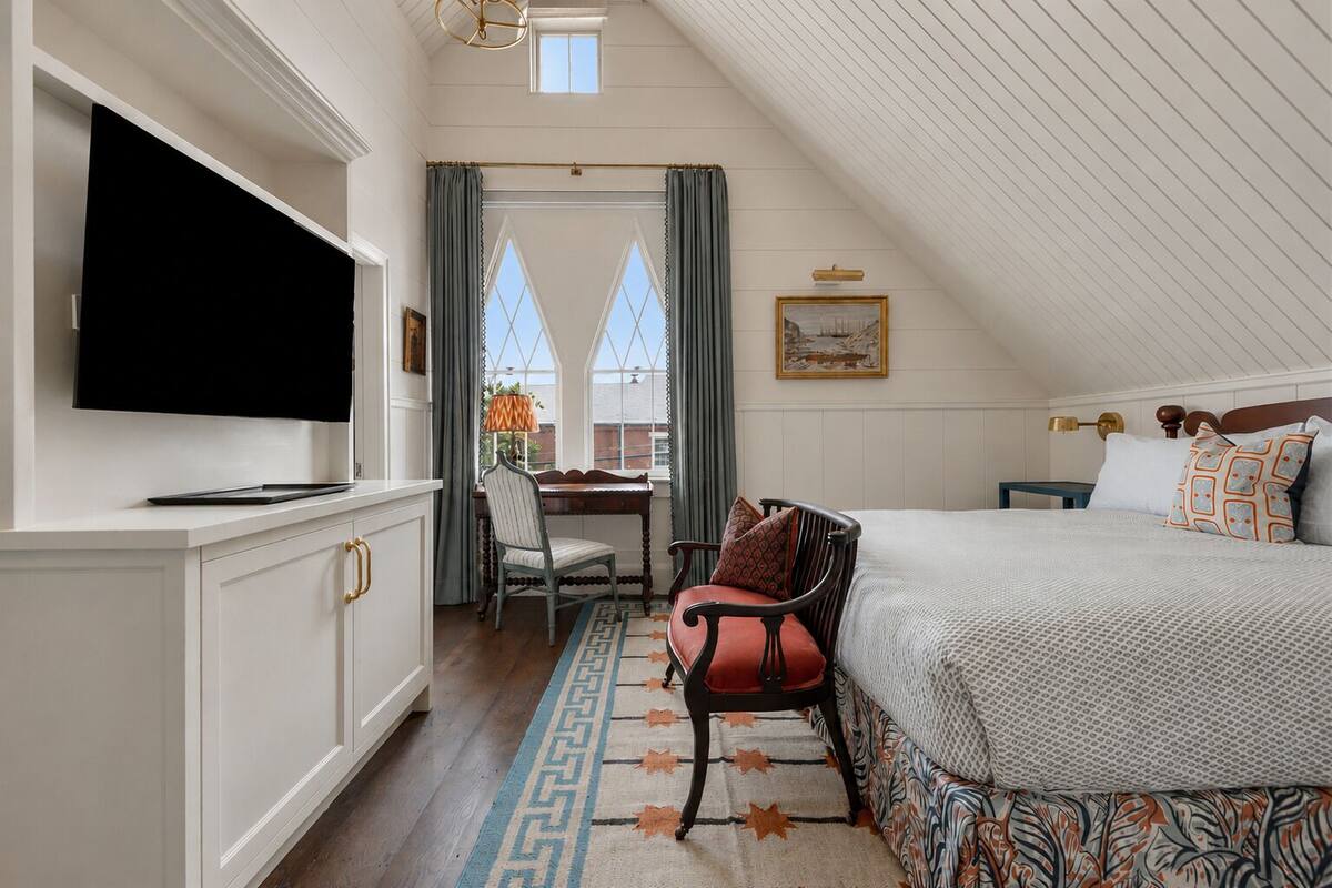 Studio Suite, 1 King Bed | Frette Italian sheets, premium bedding, down comforters, pillowtop beds