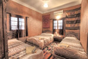 Standard Quadruple Room | Minibar, desk, iron/ironing board, free cots/infant beds - Kasbah Valentine (Aït Benhaddou)