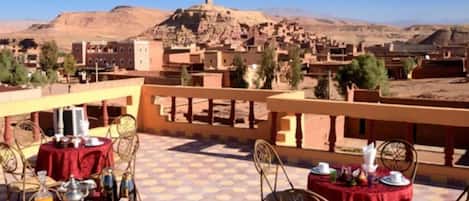 Aamiainen ja lounas; marokkolainen keittiö, ulkoilmaravintola