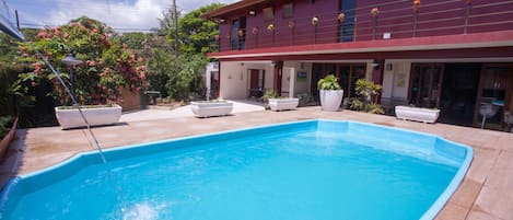 Una piscina al aire libre