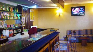 2 bars/lounges