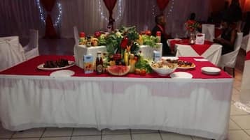 Breakfast, lunch, dinner served; international cuisine