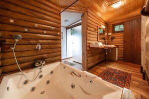 Superior-Bungalow, Whirlpool | Badezimmer