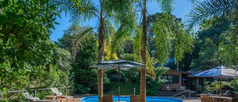 Kolam renang outdoor musiman