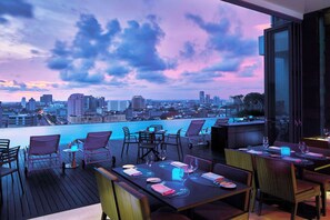 2 restaurants, breakfast, lunch, dinner served; local cuisine - Doubletree by Hilton Melaka (Malacca City)