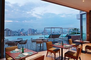 2 restaurants, breakfast, lunch, dinner served; local cuisine - Doubletree by Hilton Melaka (Malacca City)