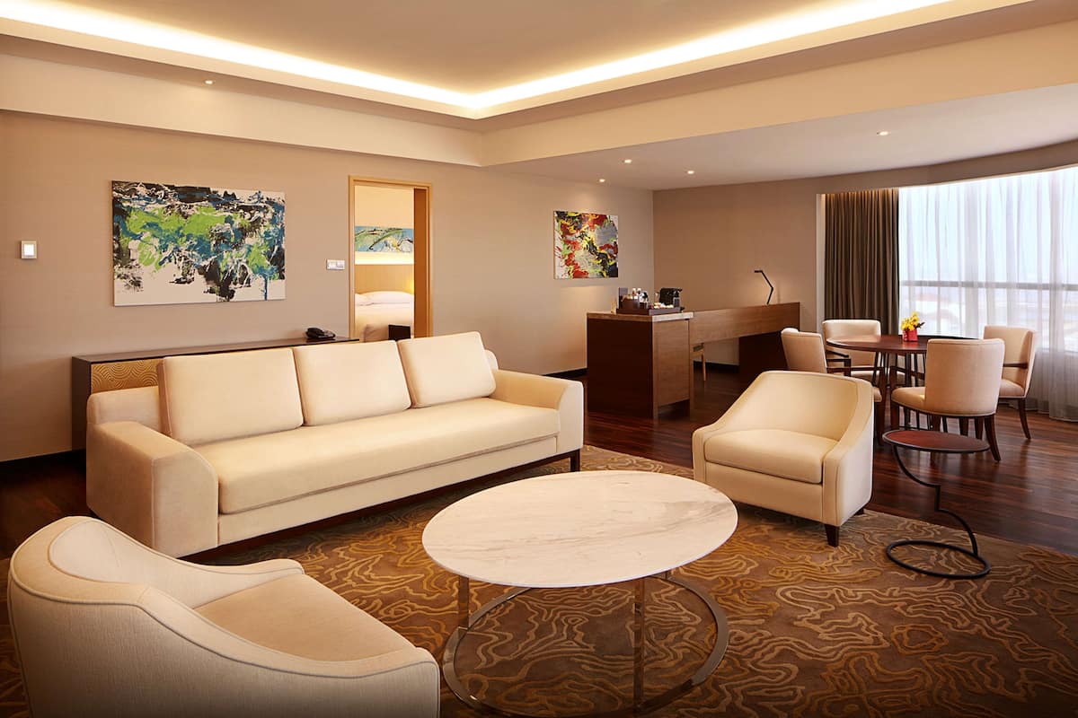 King One Bedroom Suite | Bộ đồ giường cao cấp, minibar, két bảo mật tại phòng