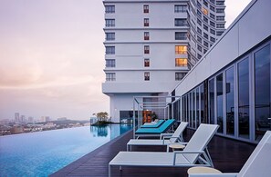 A modern hotel with a rooftop infinity pool, sun loungers, and a city view. - Doubletree by Hilton Melaka (Malacca City)